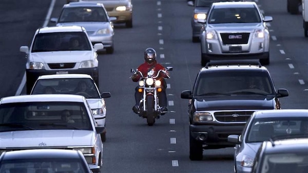 Nel Nuovo Codice della Strada le auto in colonna dovranno lasciare spazio alle moto